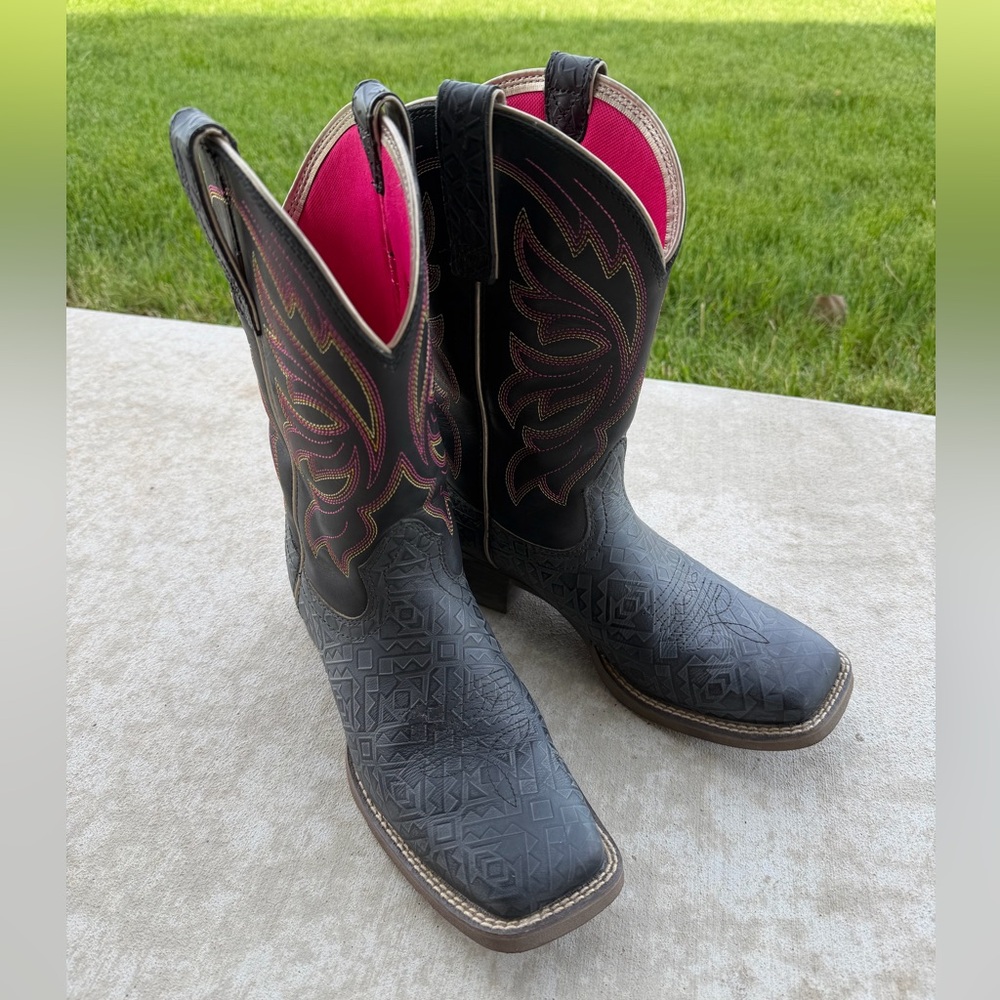 Ariat Women’s Cowboy Boots. Size 8. Black Aztec.